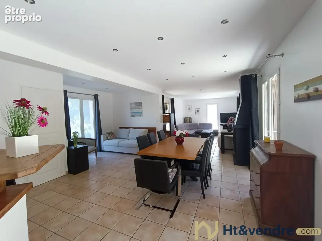 GIENS   Maison au calme, grand jardin, terrasses et vue mer - photo 5
