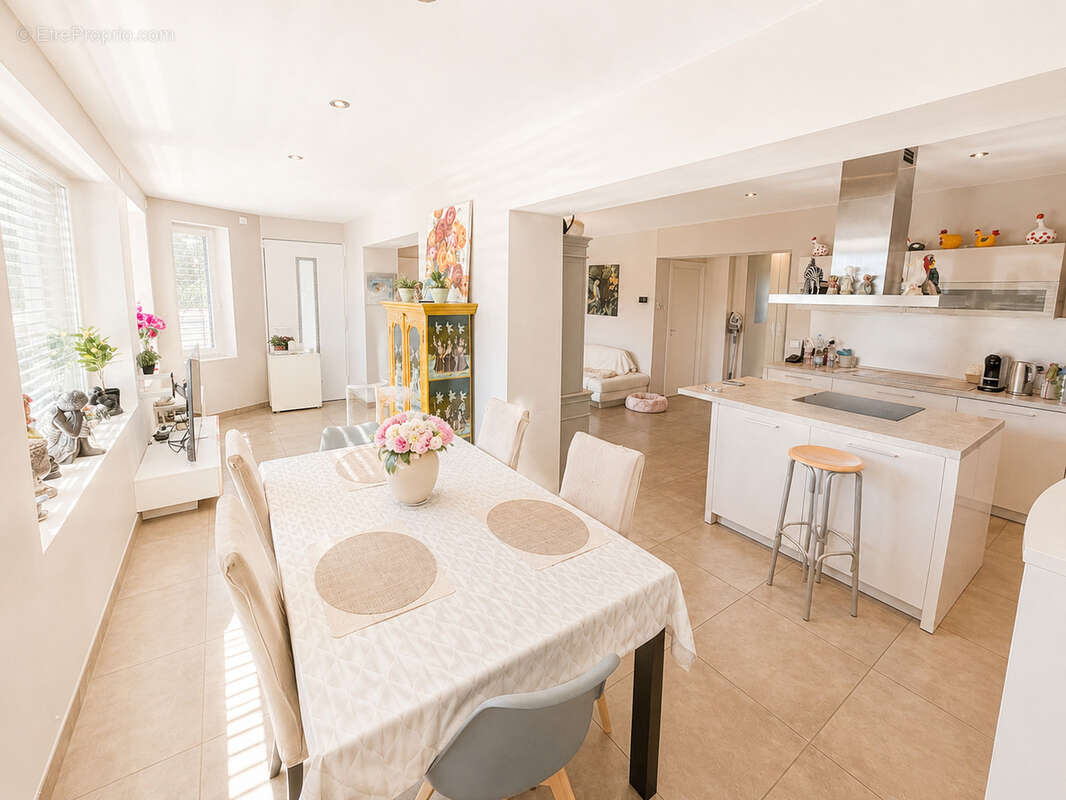 Magnifique maison entierement renovee au centre d'annemasse avec piscine et garages - photo 4