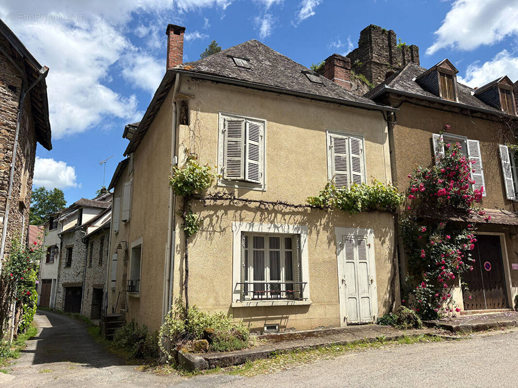 Maison à SEGUR-LE-CHATEAU