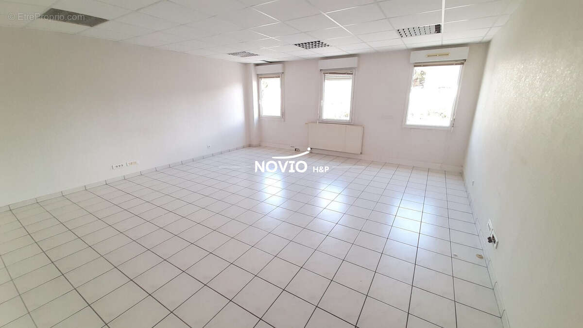 Commerce 980 m² à Poitiers  - photo 6
