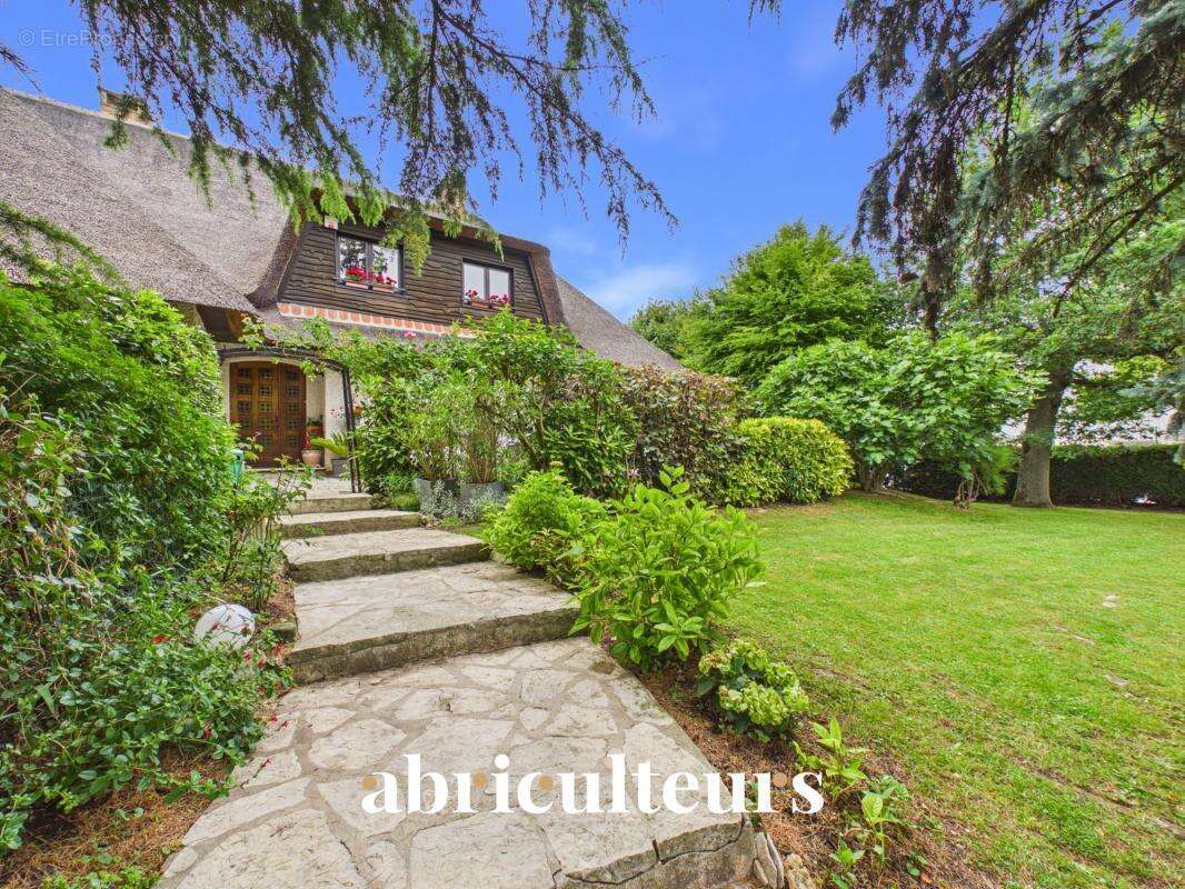 Magnifique Propriété Familiale de charme de 310 m² avec piscine et magnifique jardin arboré en vente à Yerres (91) - photo 2