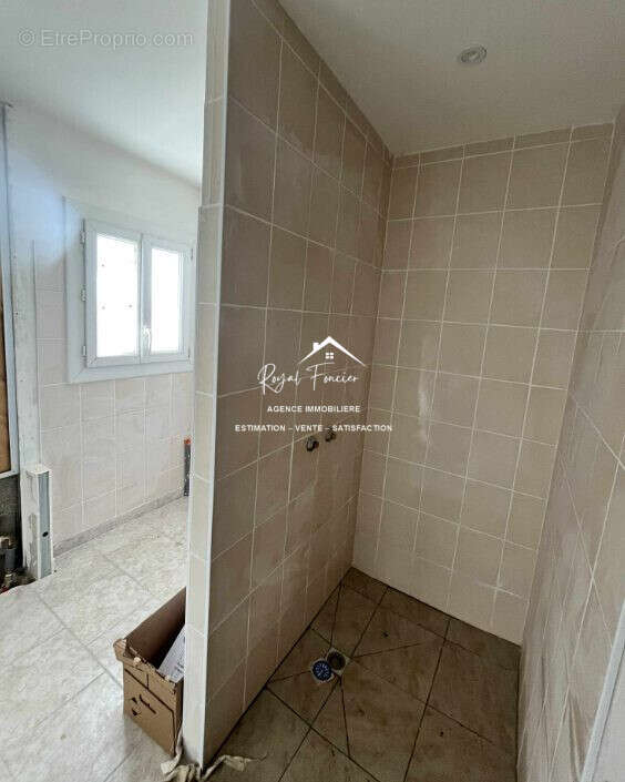 Salle d\'eau - Maison à OYRE