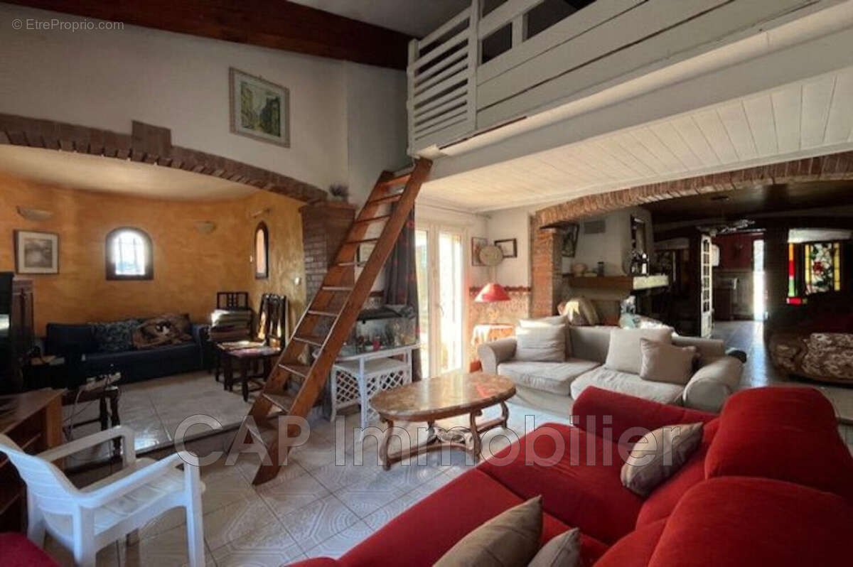 Maison à SAINT-LAURENT-DE-LA-SALANQUE