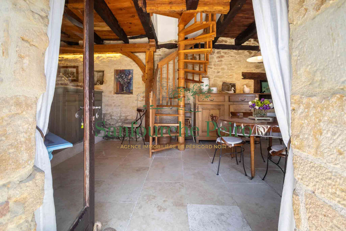 Maison à BEYNAC-ET-CAZENAC