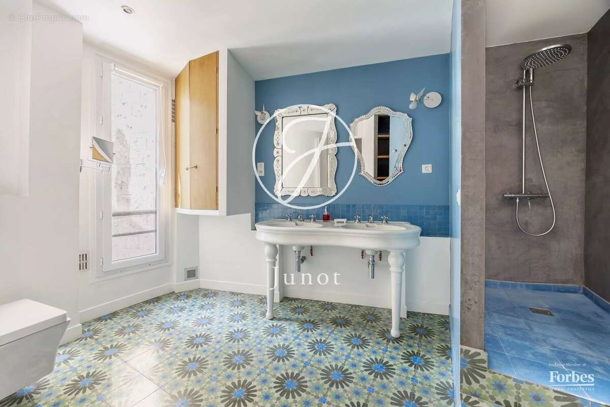 Paris 18e - CLIGNANCOURT - Appartement - 7 pièces - 160,12 m² Carrez - Balcon filant - Vue dégagée, ciel - photo 8