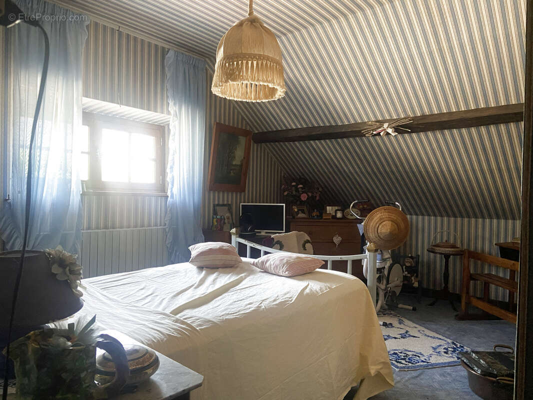 Maison de caractère avec dépendances sur un terrain paysagé de 1 146 m2 - photo 12