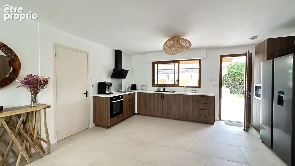 Villa balinaise rénovée proche du Bourg de type 6 pièces de 180 m2 avec piscine - photo 8