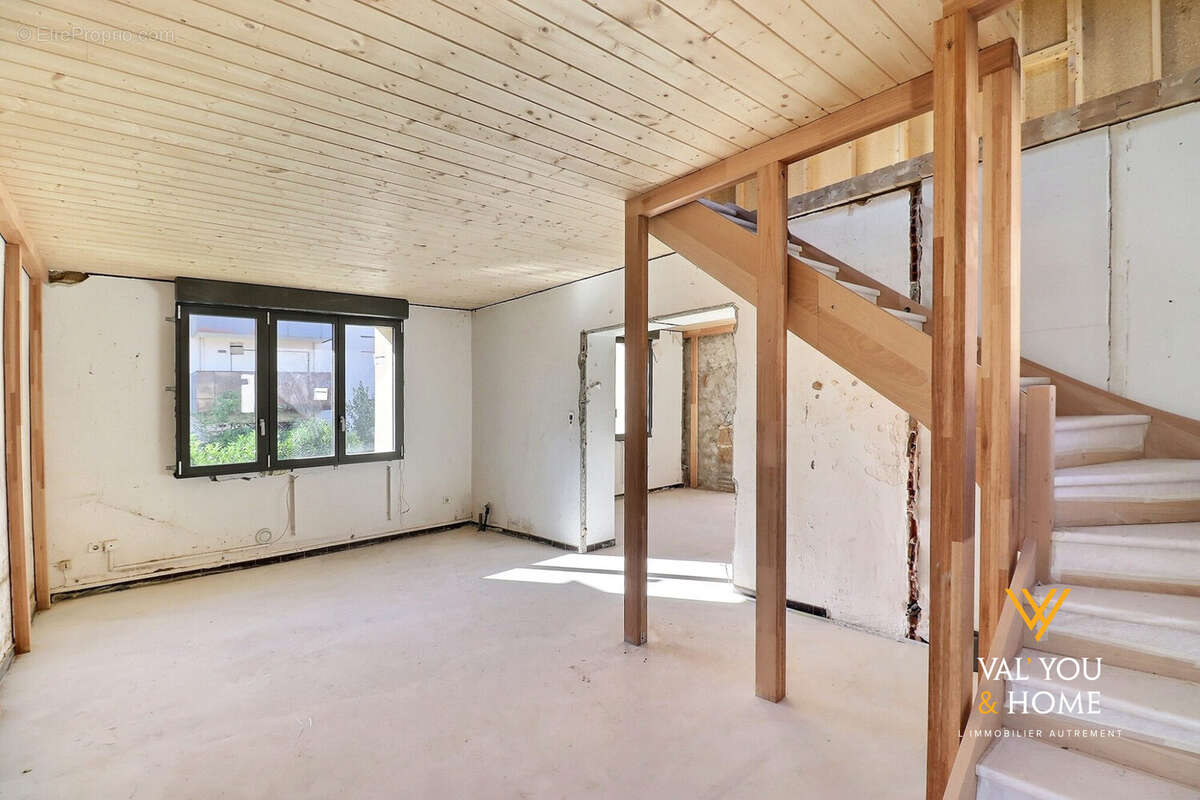 Appartement à LA TOUR-DE-SALVAGNY