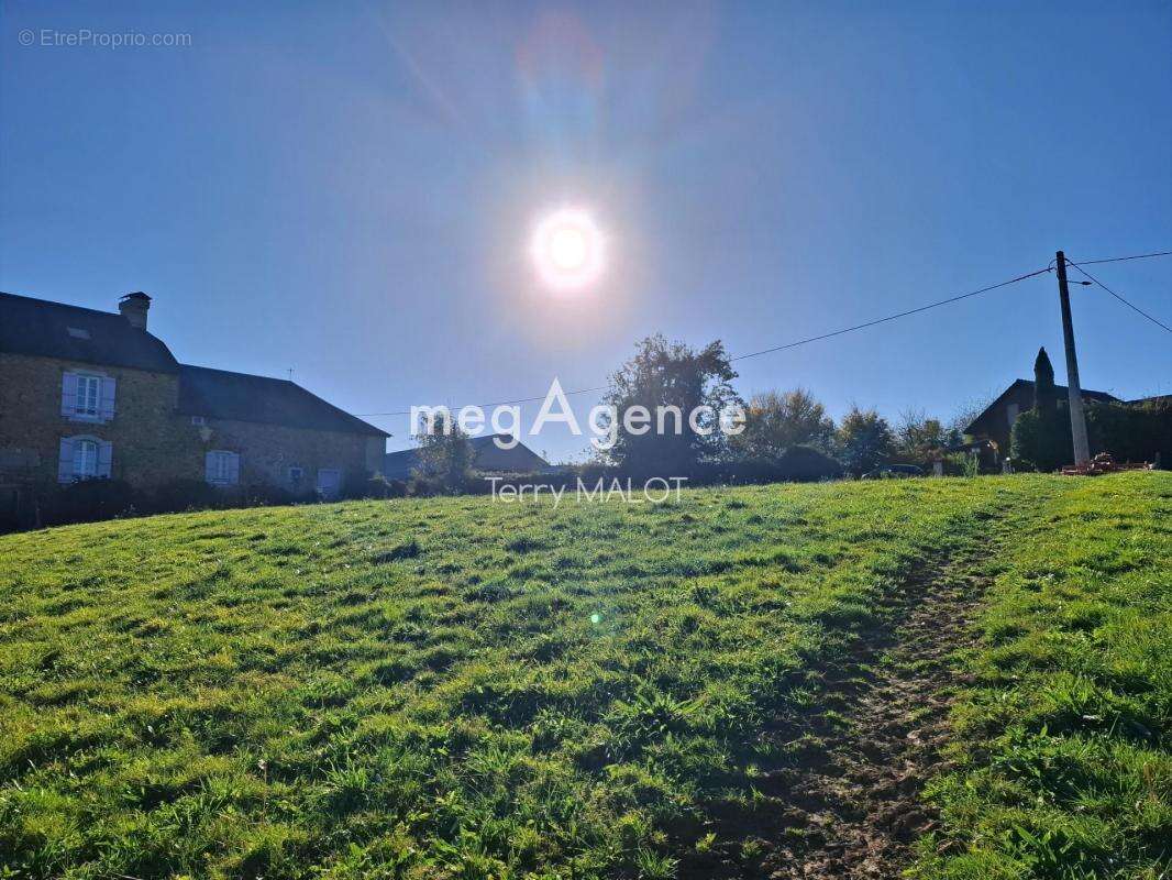 Terrain à OUEILLOUX