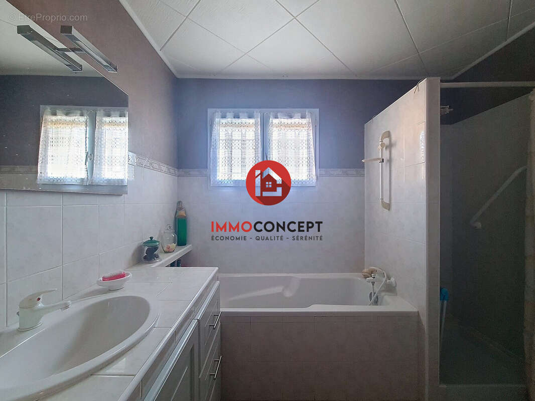 Maison à SAINT-LAURENT-DES-ARBRES