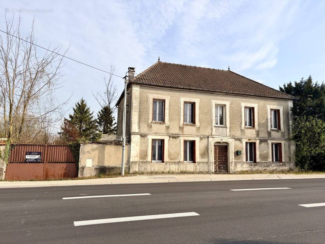 Maison à MAIZIERES-LA-GRANDE-PAROISSE