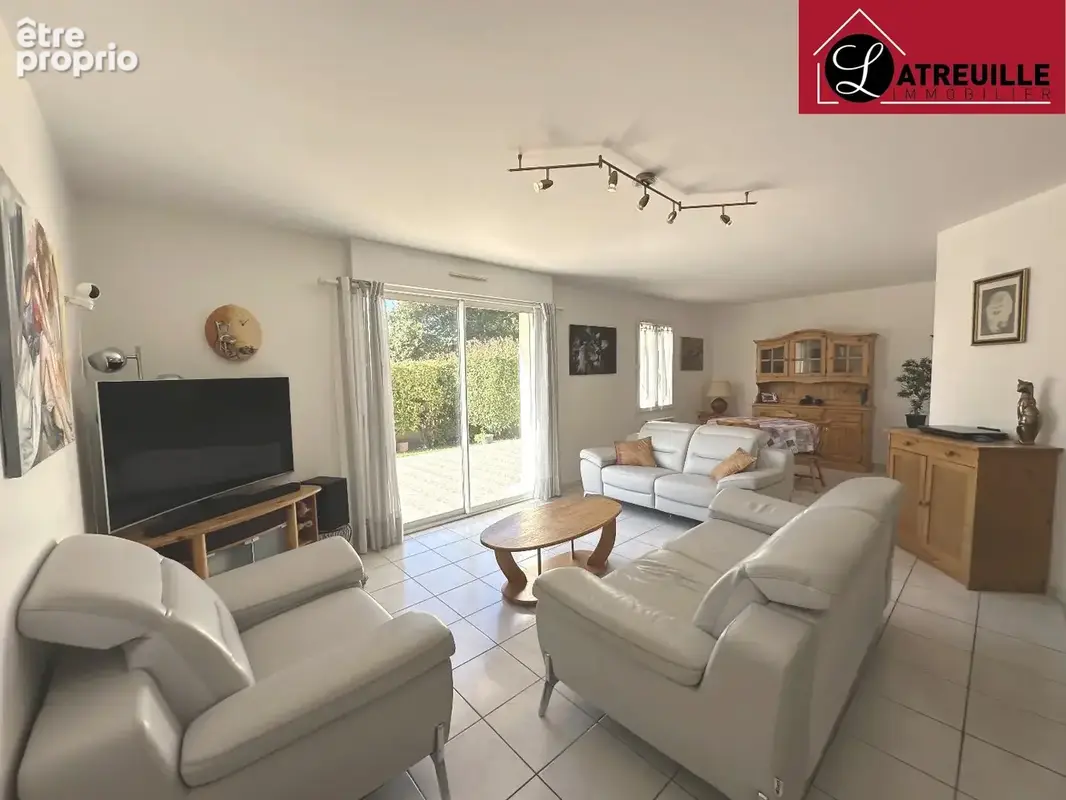 Maison de plain-pied de 101 m² à Tesson avec jardin et garage - photo 3