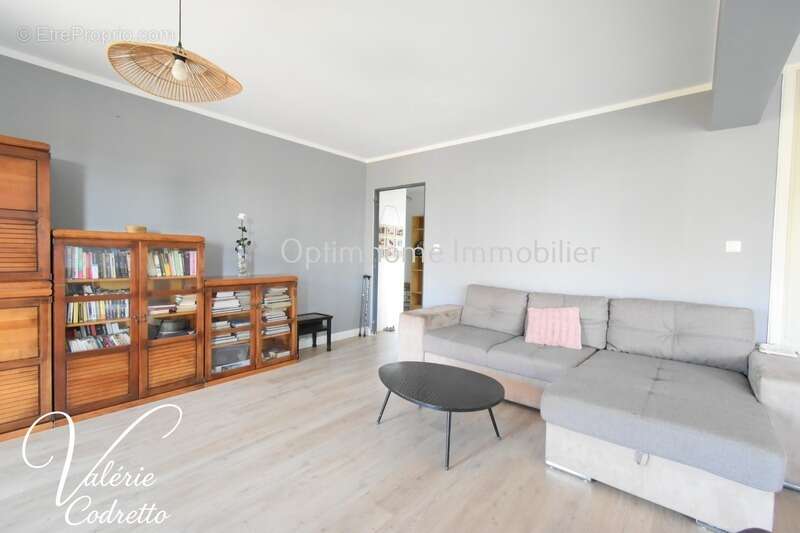 Appartement traversant 87 m² avec terrasse plein sud, parking et 2 caves – Hyères Centre 83400 - photo 3