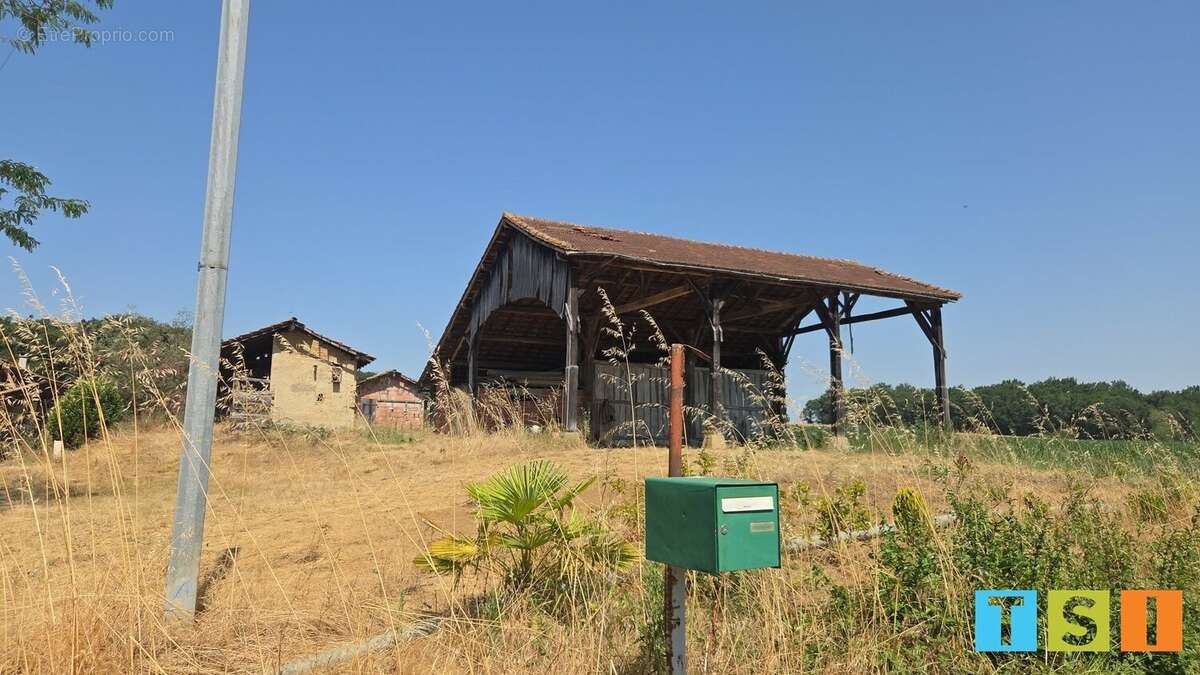 Ancienne ferme composée de deux maisons, 170 m² + nombreuses dépendances sur 3950 m² - photo 2