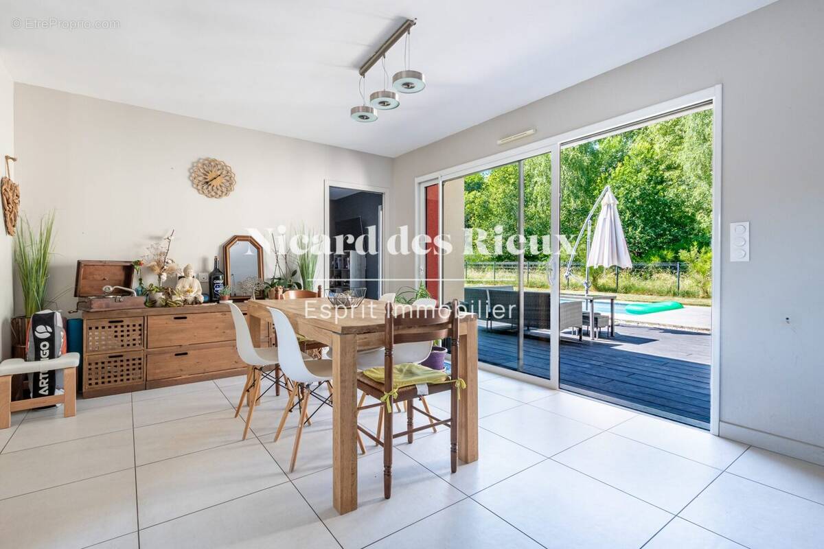 Séjour vue piscine - Maison à COMPREIGNAC