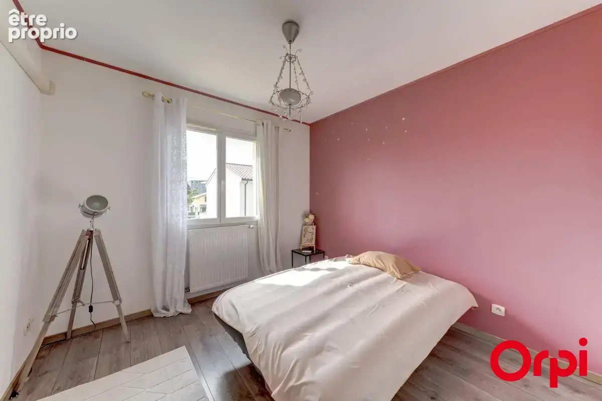 Maison récente de 105 m² avec quatre chambres sur un terrain de 317 m² à Vaulx-en-Velin - photo 11