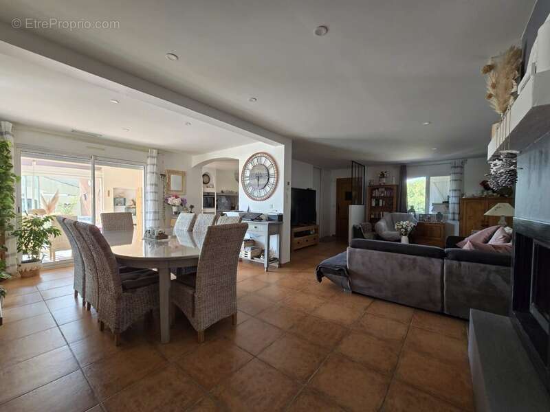 Villa familiale de plain-pied – 181 m² – 5 chambres – piscine – véranda – terrain de 916 m² - photo 4