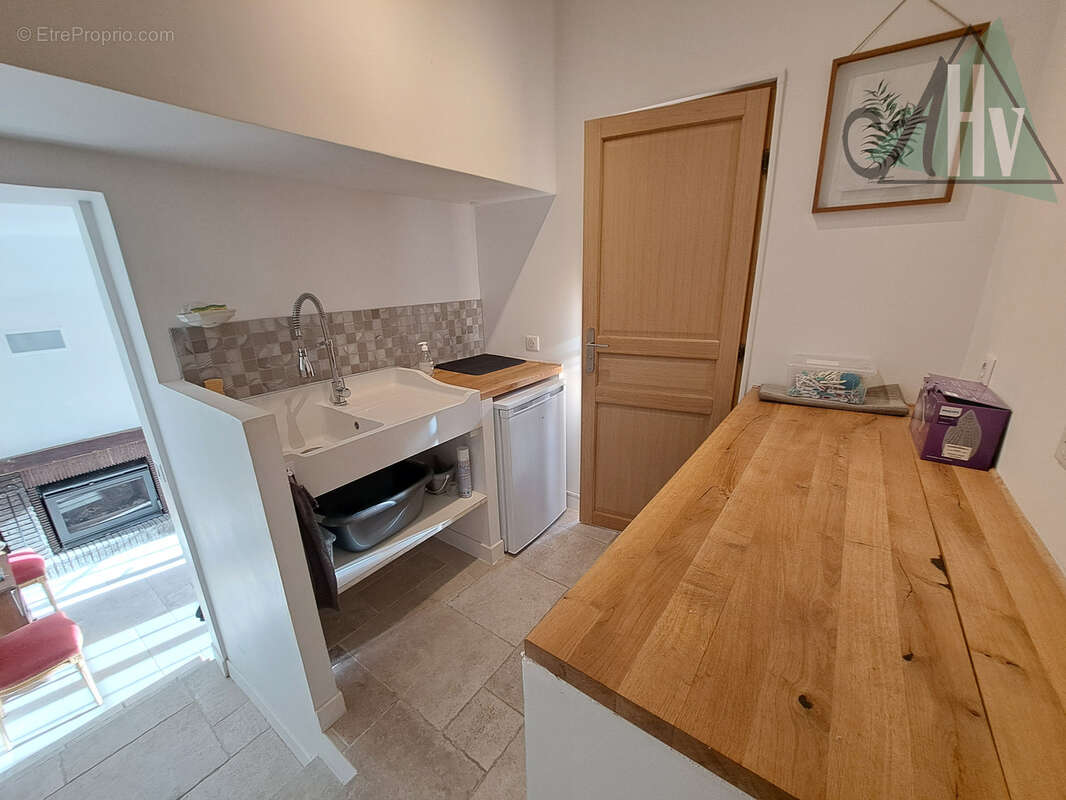 Proche VILLENEUVE L'ARCHEVEQUE - Longère rénovée de 160 m2 avec 4 chambres, dépendances et jardi - photo 9