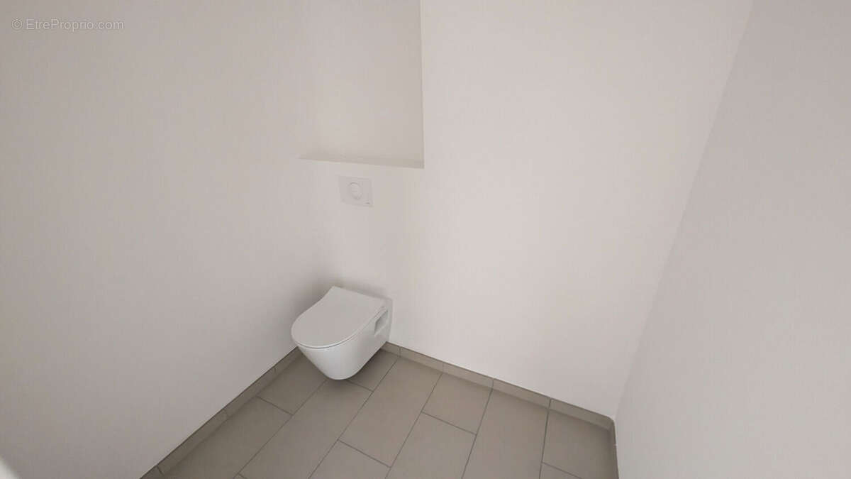 Très bel appartement t3 69 m² avec cour  en état neuf !!! - photo 8
