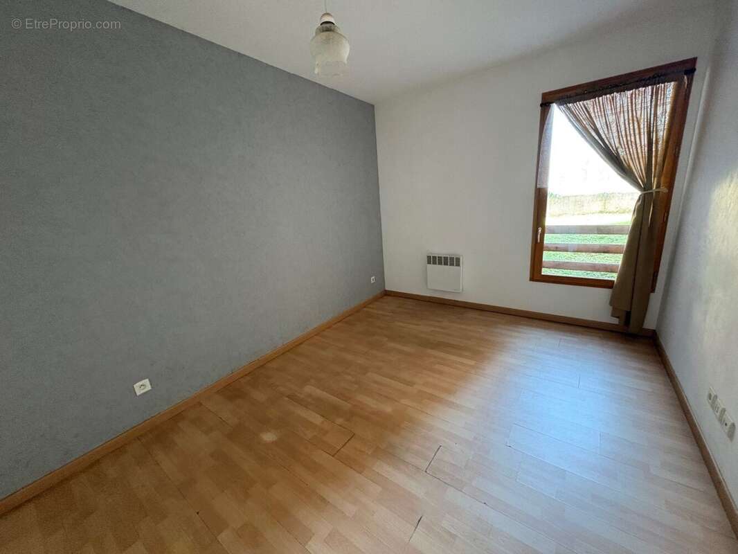 Appartement 70 m² à Saint-Etienne-De-Saint-Geoirs  - photo 2