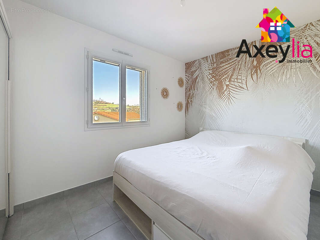A vendre - belmont-de-la-loire - maison de 2014 avec grand garage, terrasses et terrain - photo 9