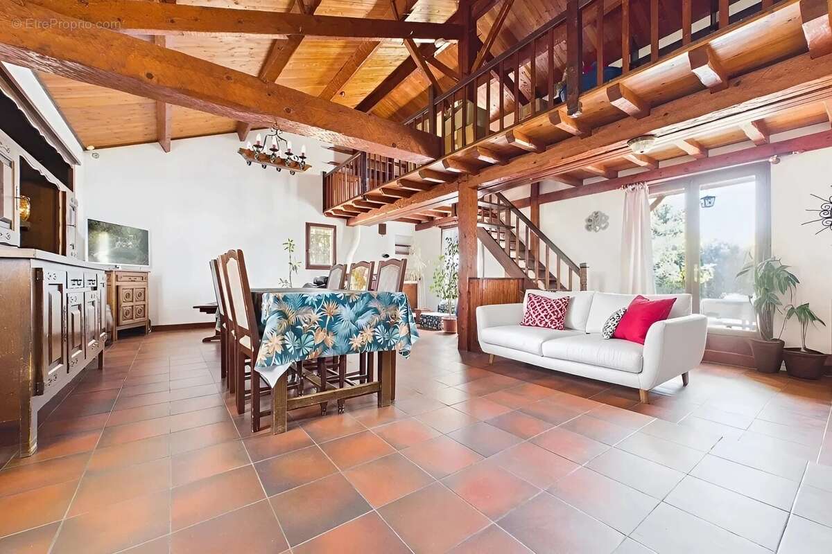 Maison familiale – 3 chambres – 5 307 m² de terrain avec piscine - photo 2