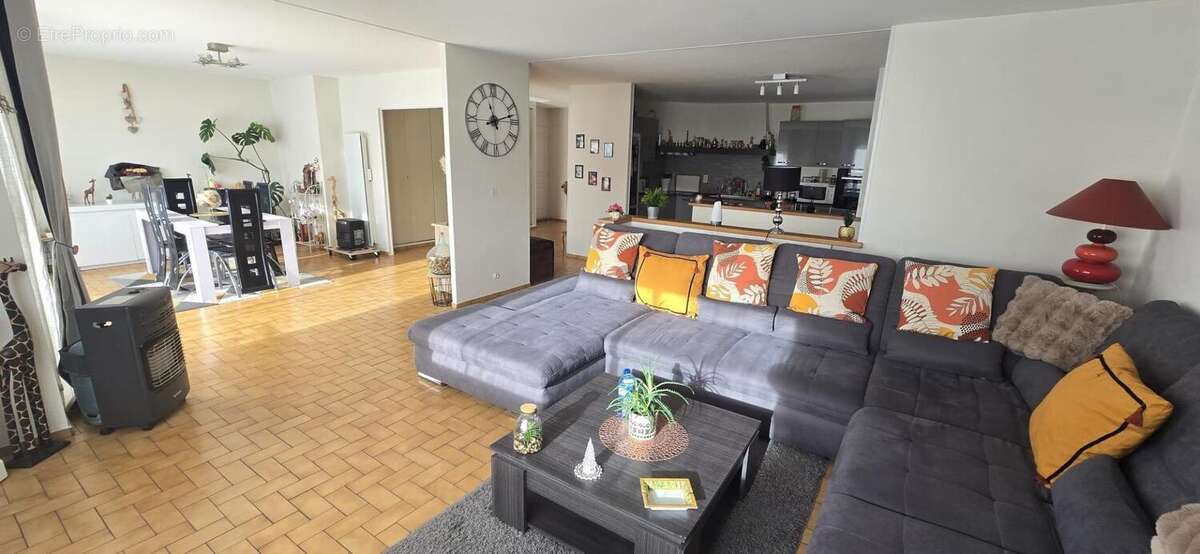 Photo 9 - Commerce à GENEUILLE