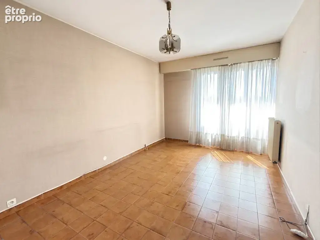 Nîmes Costiere   T5 traversant 112 m2 + garage, parking, cave   Parc & piscine - photo 8