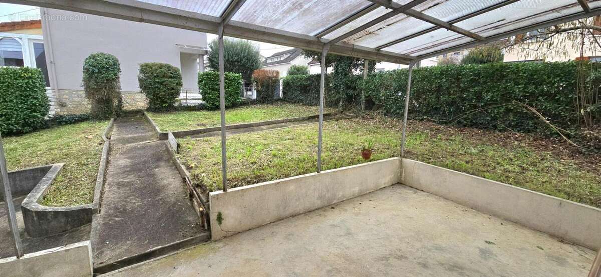 Maison de ville, de type 5, sous-sol, garage et jardin clos de 317 m² - photo 2