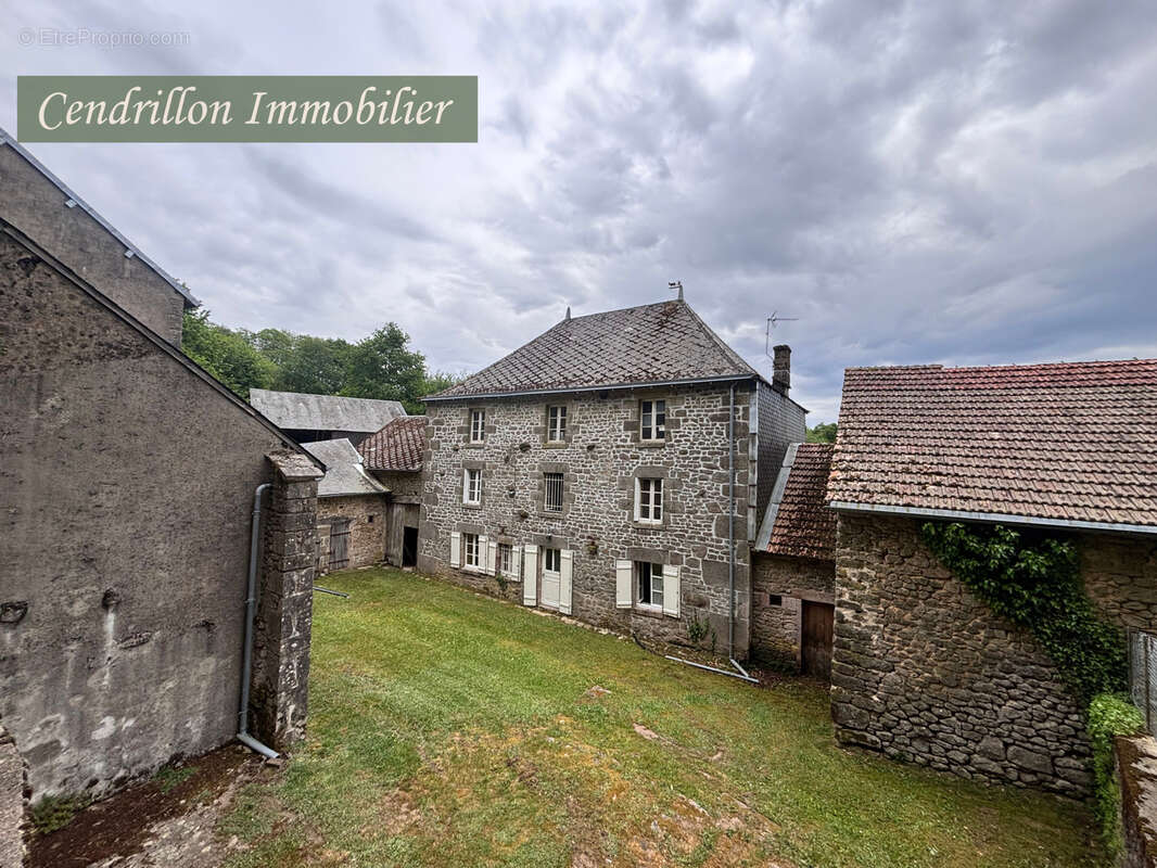 Rare : Authentique Propriété en Pierre sur 1,84 Hectares avec Nombreuses Dépendances - photo 2