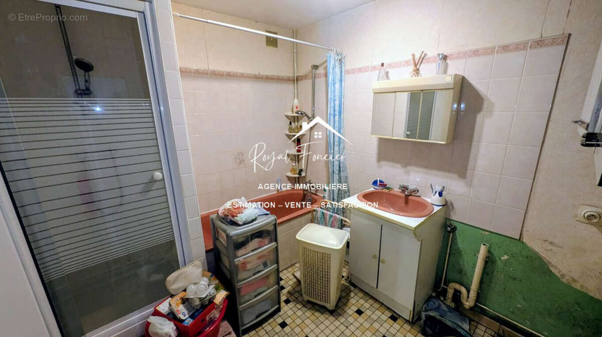 Salle de bains (douche) de belle taille  - Maison à SAINT-GENEST-D'AMBIERE