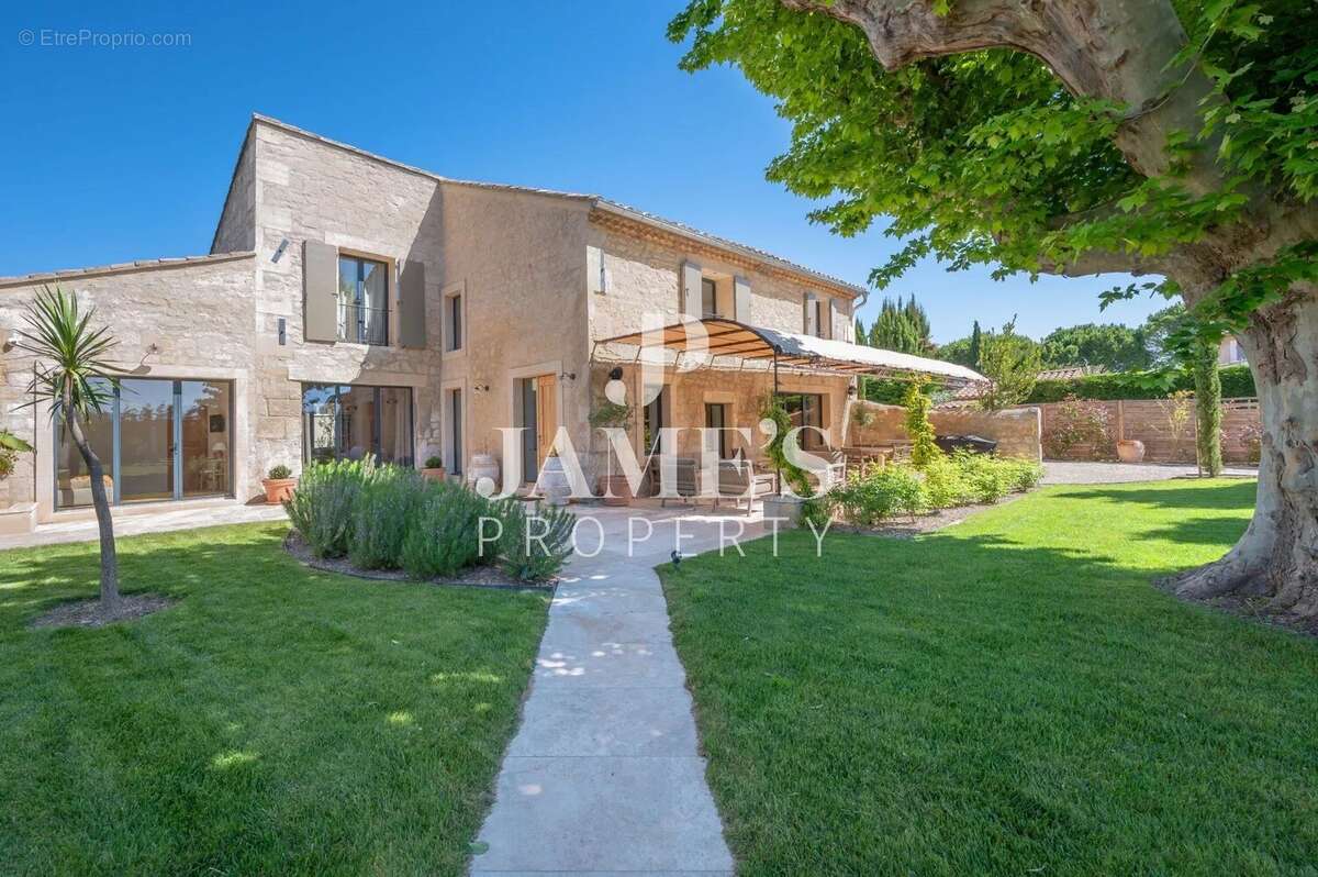 Maison 300 m² à Paradou  - photo 4