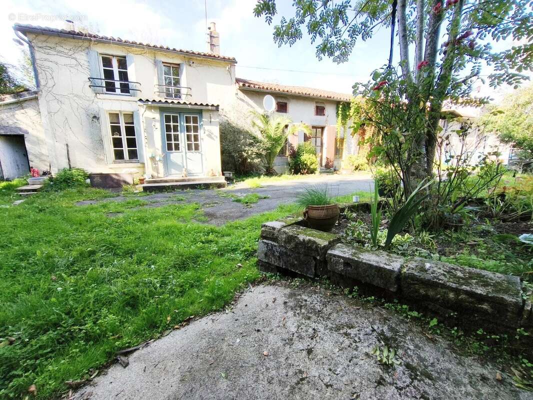 Maison à MONCOUTANT