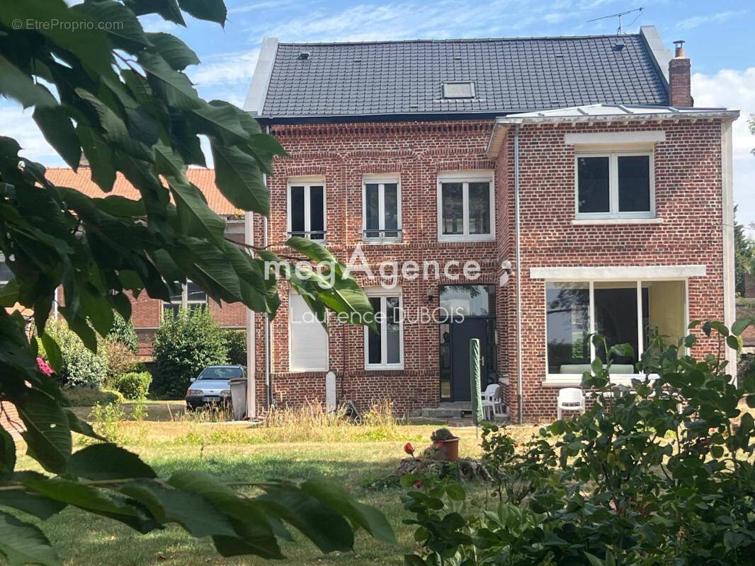 Vous serez charmés par cette superbe maison de caractère individuelle, entièrement rénovée par artisans, d'environ 227 m2 habita - photo 1
