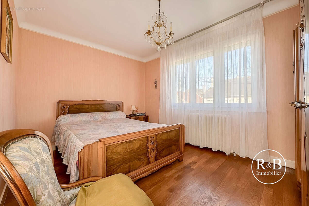 Maison à LES CLAYES-SOUS-BOIS