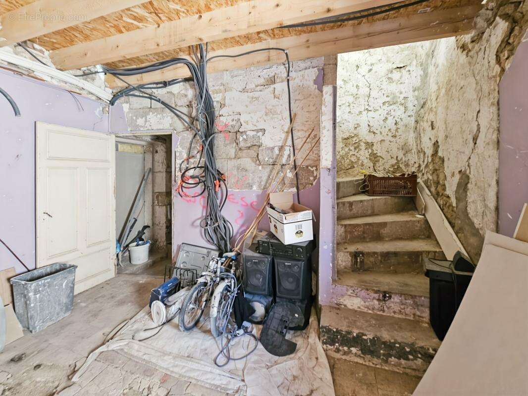 À Vendre à Montfrin - Maison de village de 67m² avec garage - photo 2