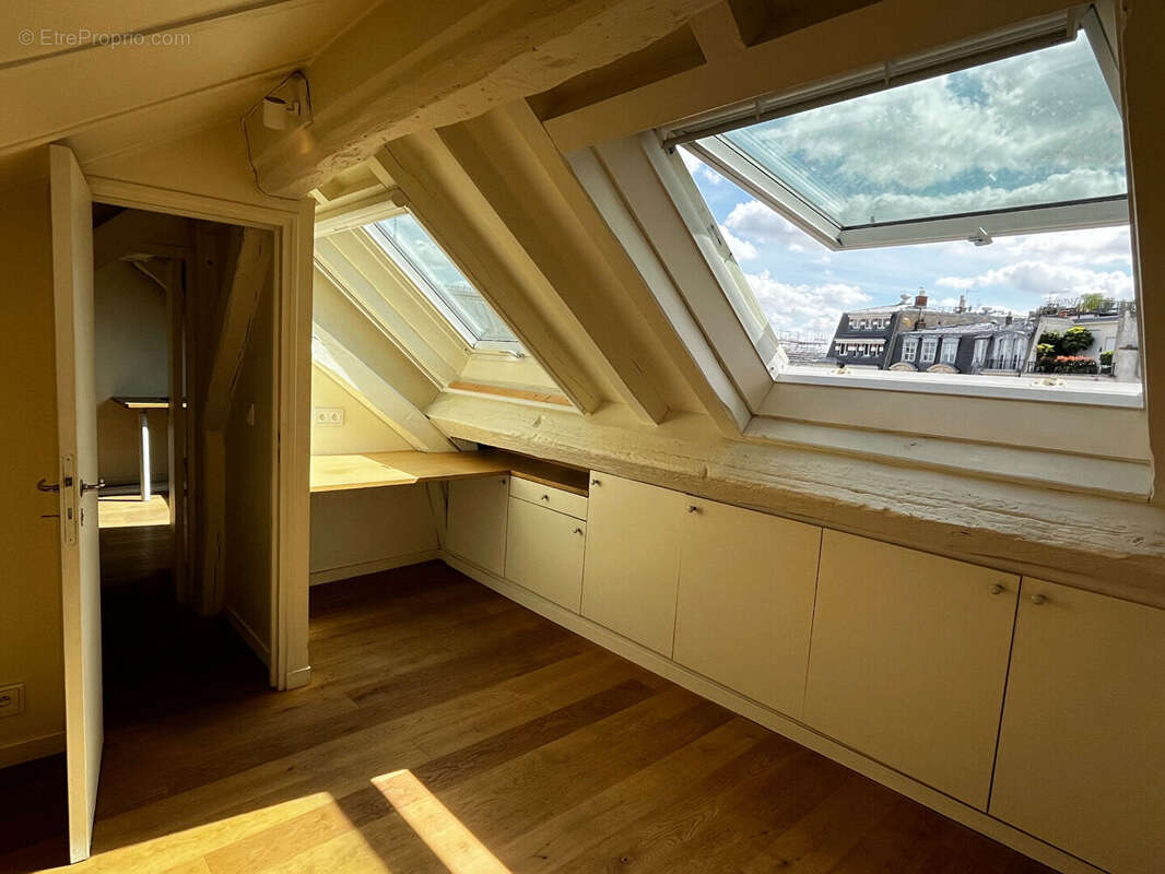 Appartement à PARIS-1E