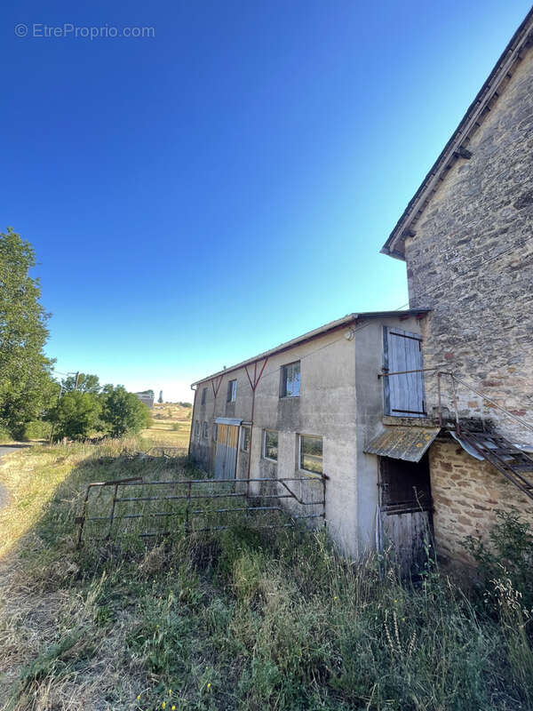 Corps de ferme avec dépendances et terrains agricoles situé sur la commune de Onet le Château - photo 10