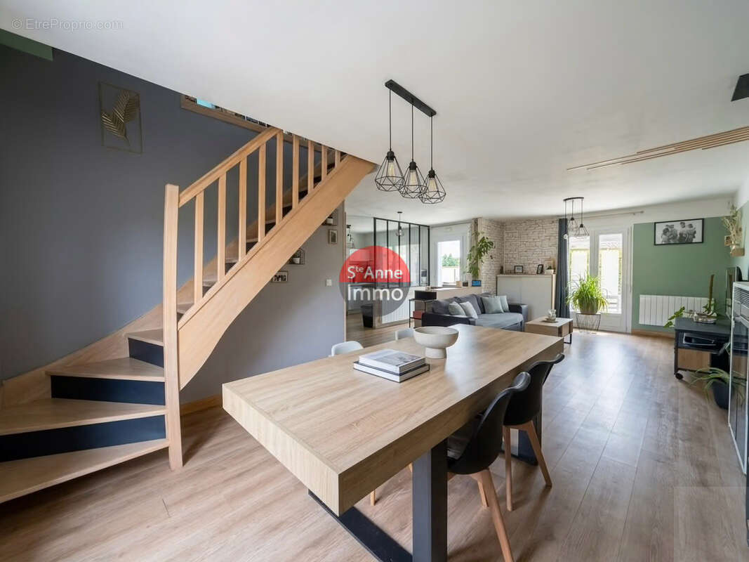Guerbigny - 140m2 - maison individuelle - 4 chambres - 2 salle de bains - jardin - cour - terrasses - photo 3