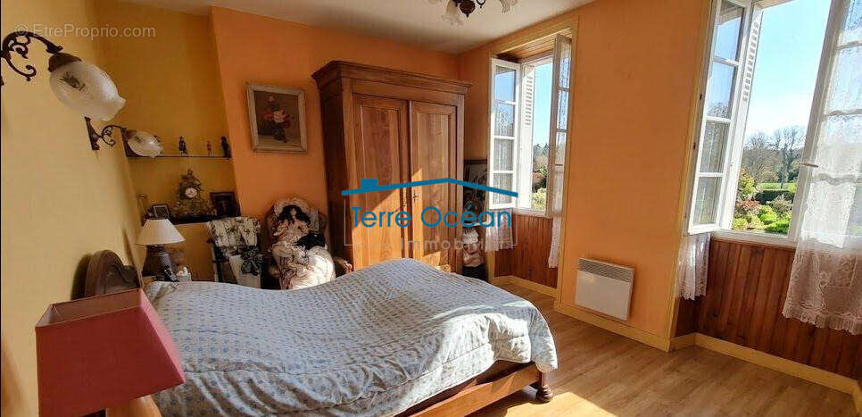 Maison 155 m² à Saint-Romain-De-Benet  - photo 7