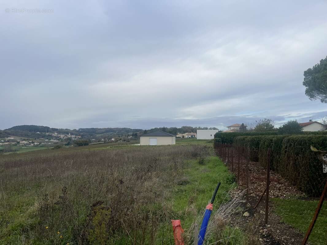 Terrain à LEGUILLAC-DE-L'AUCHE