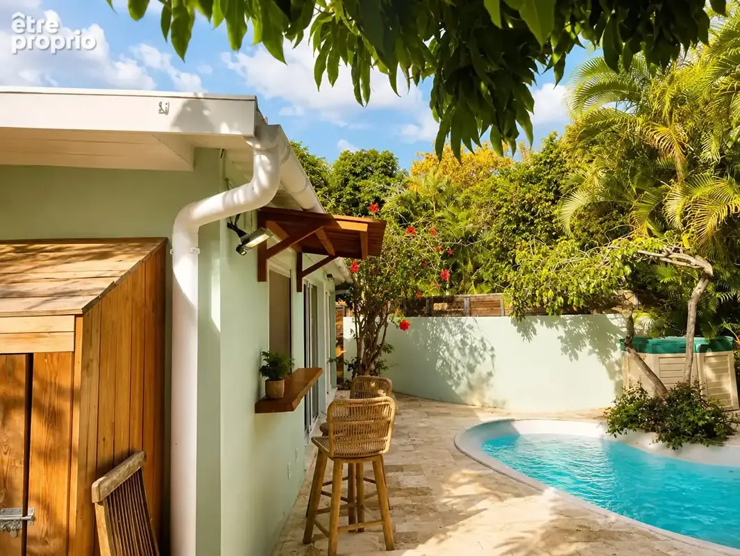 Villa t5 avec piscine et dépendance saint gilles: tout a pieds! - photo 3