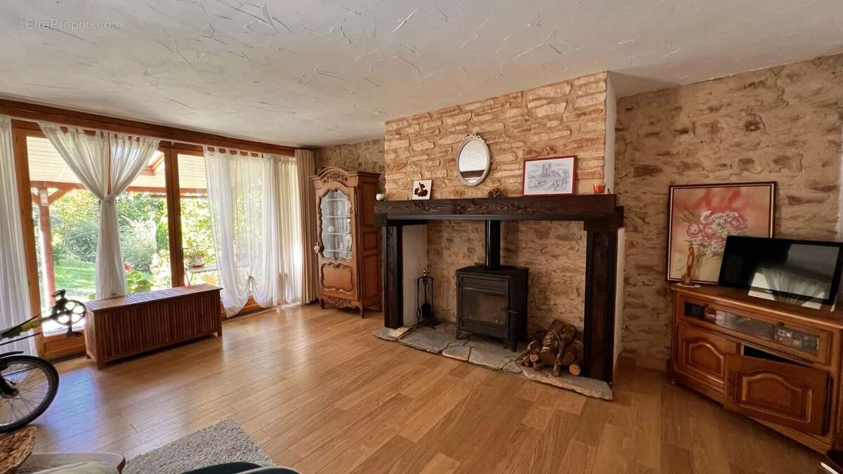 Maison à SAINT-PIERRE-DE-FRUGIE