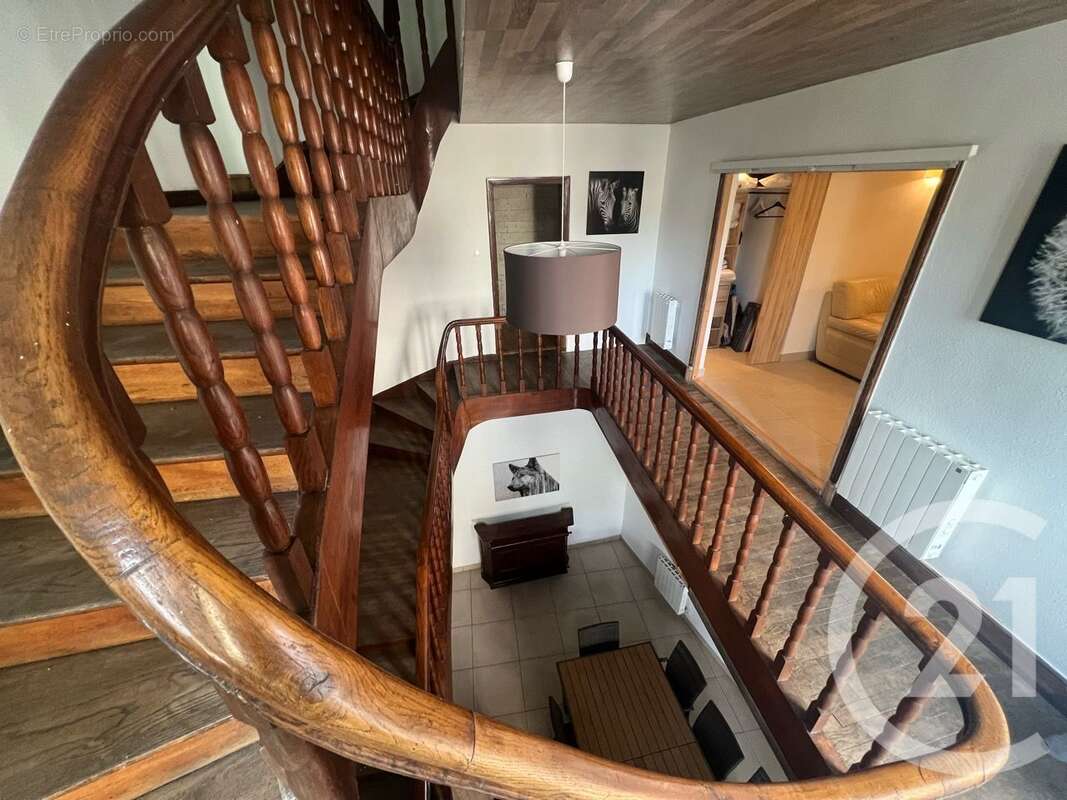Maison 350 m² à Aurillac  - photo 2