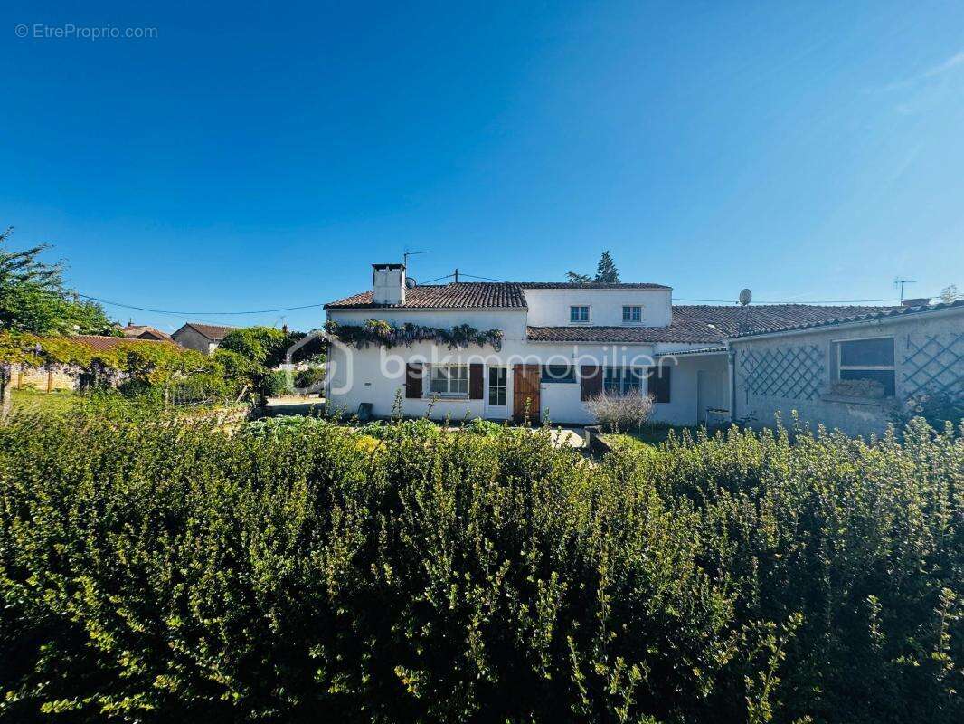 Maison de village au calme 135m2, 5 chambres 10min civray terrain 1300m2 - photo 11