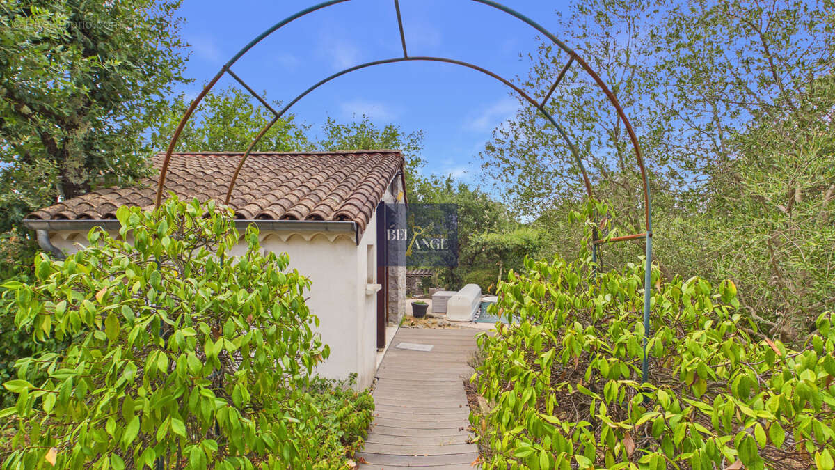 LABEAUME   Maison de caractère avec piscine et annexe indépendante - photo 17