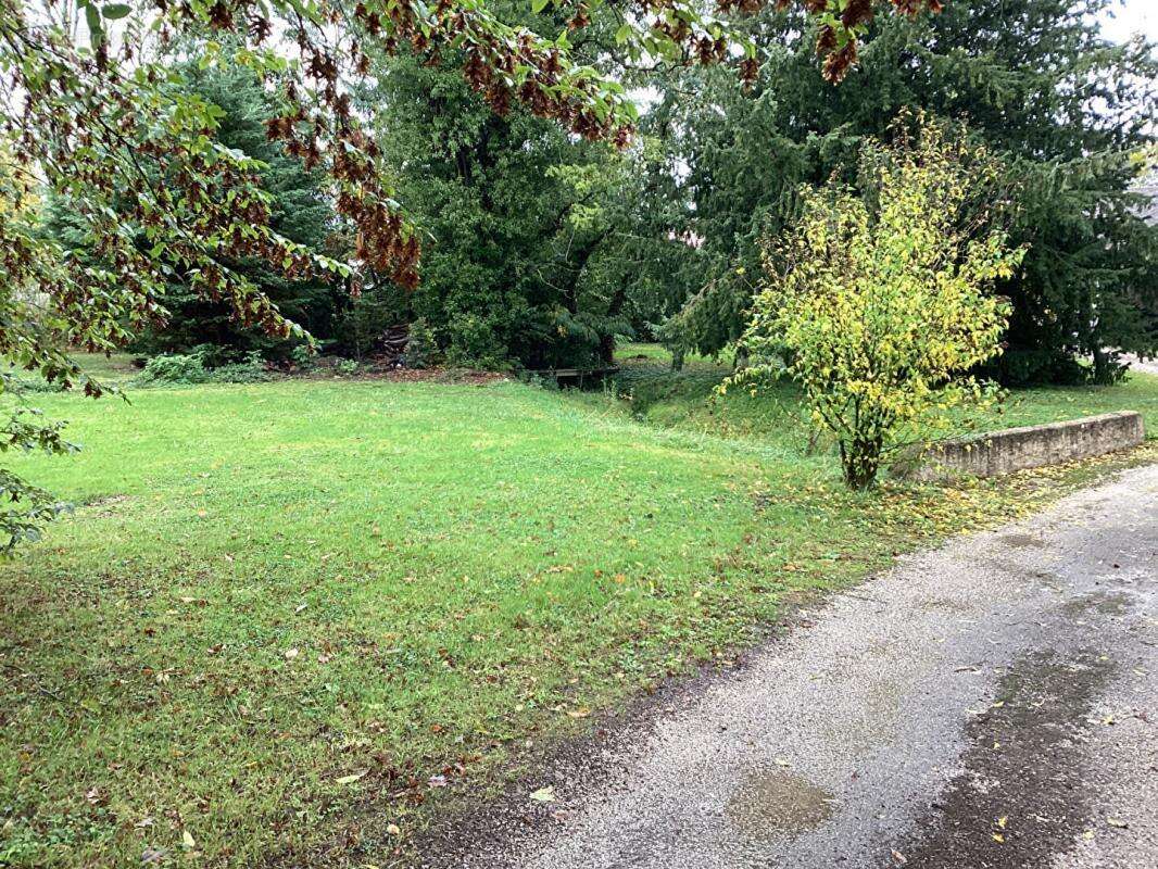 Terrain à SAINT-LOUP-DE-VARENNES
