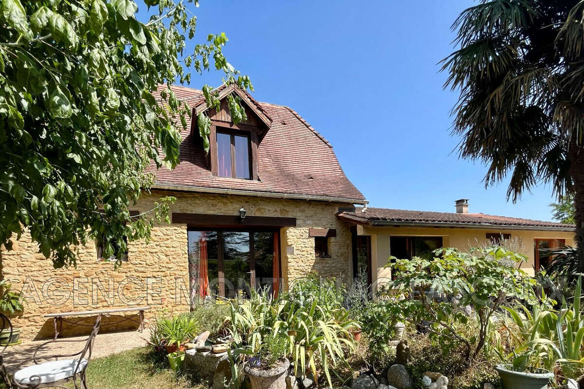 Maison 257 m² à Plazac  - photo 2