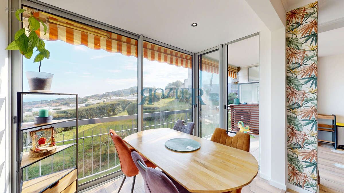 Appartement à VALLAURIS