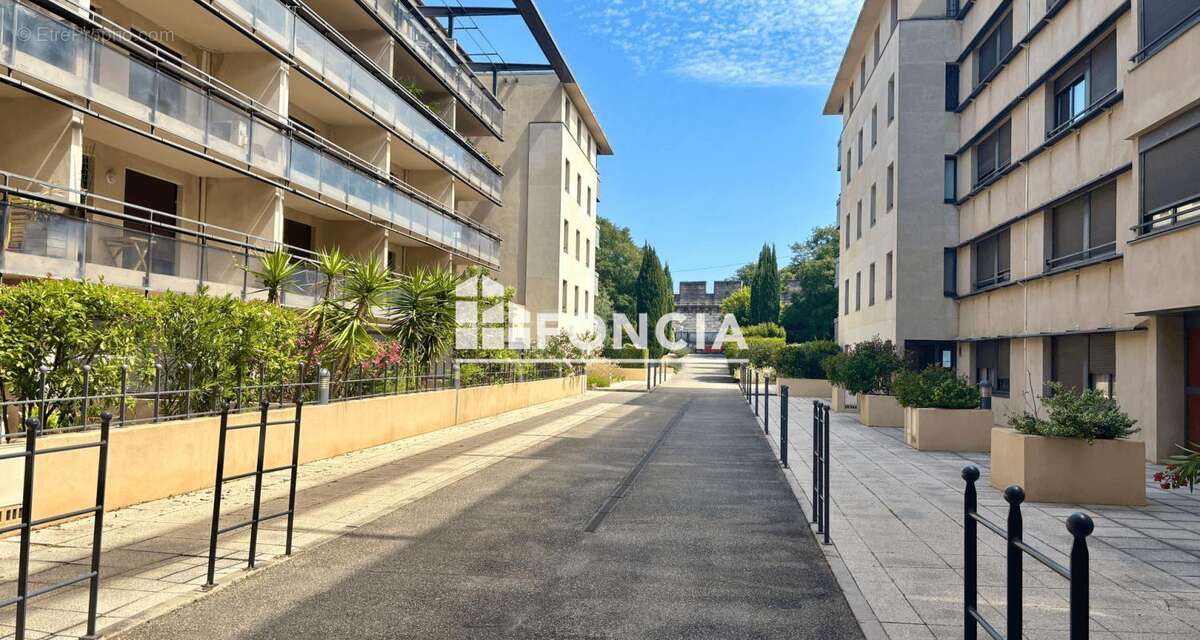 Avignon Intra-Muros : T2 meublé avec terrasse sud-ouest, vue dégagée et garage - photo 2